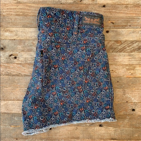 Levi's Pants - Levi’s Daisy denim Jean shorts size 6